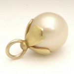Golden South Sea pearl set in 18 kt. Gold. Berry pendant
